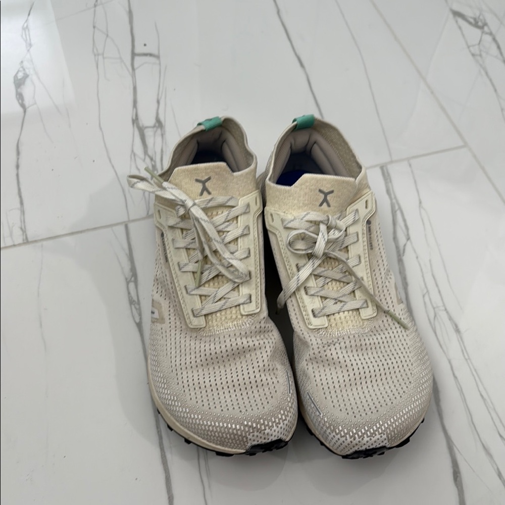 White Minimalist Athletic Shoes Breathable Design🤍
